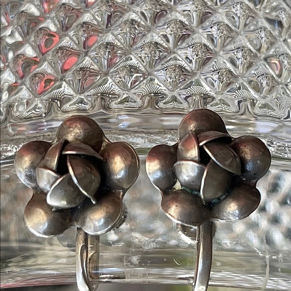 Vintage Sterling Silver Floral Earrings. - Picture 5 of 7